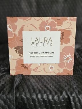 Laura Geller Neutral Wardrobe Baked Eyeshadow Palette - Peachy Pink